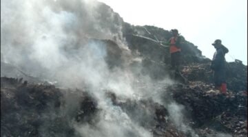Kebakaran TPA Cikolotok Purwakarta: Proses Pemadaman Masih Berlangsung, Diduga Akibat Ulah Pemulung